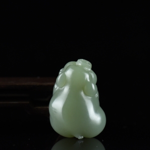 山料和田青玉福猪吊坠