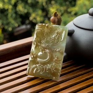 糯冰种黄翡翡翠飞龙在天吊坠