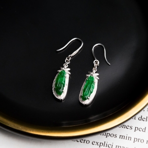 18K糯冰种翠绿翡翠耳坠