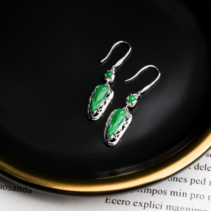 18K糯冰种翠绿翡翠耳坠