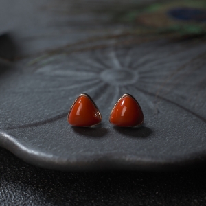 18K柿子红南红三角形耳钉