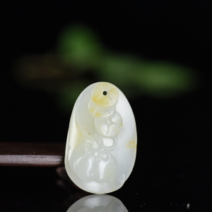 籽料和田白玉福在眼前吊坠