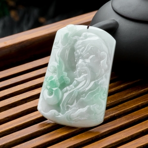 糯冰种飘翠翡翠关公吊坠