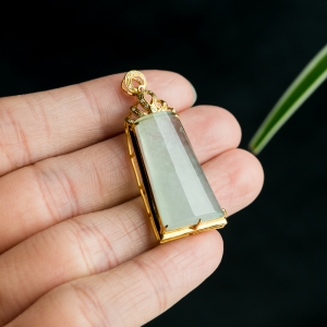 18K冰种翡翠无事牌吊坠