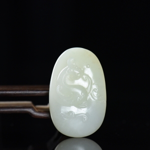 籽料和田白玉辰龙吊坠