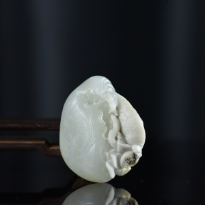 俏色籽料和田白玉年年有余吊坠