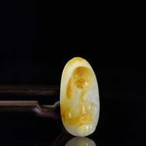 籽料和田白玉灵猴献瑞吊坠