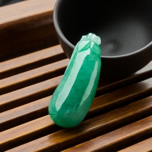 糯冰种翠绿翡翠福瓜吊坠