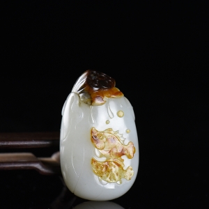 俏色籽料和田白玉年年有余吊坠