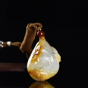 籽料和田白玉年年有余吊坠