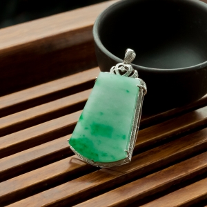 18K糯冰种飘翠翡翠无事牌吊坠