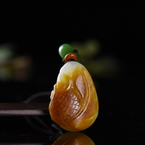 俏色籽料和田玉年年有余吊坠