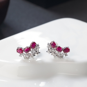 18K鸽血红红宝石耳钉
