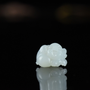 籽料和田白玉福猪吊坠