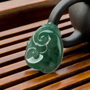 糯冰种飘花翡翠如意吊坠