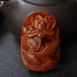 俏色南红连年有余吊坠