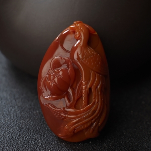 俏色南红牡丹引凤吊坠