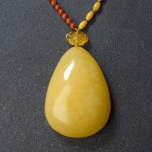 鸡油黄蜜蜡水滴吊坠