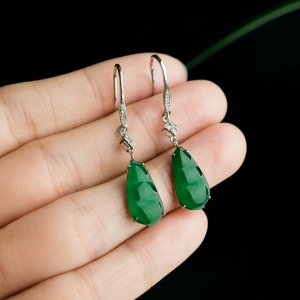 18K冰种翠绿翡翠福豆耳坠