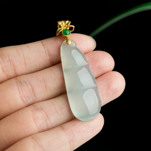 18K冰种翡翠福豆吊坠