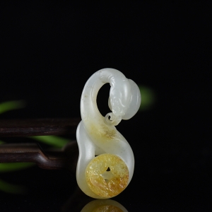 籽料和田白玉巳蛇吊坠