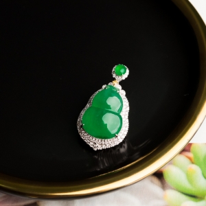 18K糯冰种翠绿翡翠福禄吊坠