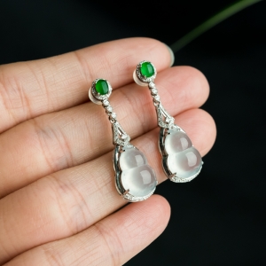 18K冰种淡晴水翡翠福禄耳坠