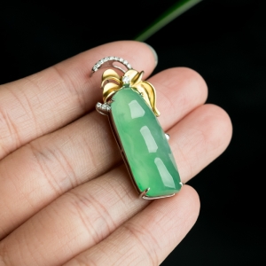 18K糯冰种苹果绿翡翠福豆吊坠