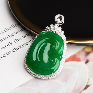 18K糯冰种翠绿翡翠如意吊坠