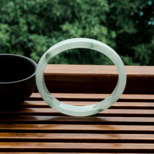 53mm糯冰种飘花翡翠贵妃镯