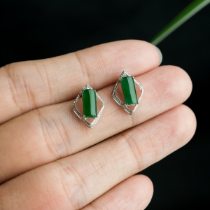18K糯冰种翠绿翡翠耳钉