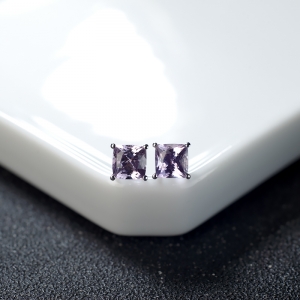 18K紫色蓝宝石方形耳钉