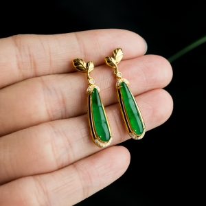 18K糯冰种翠绿翡翠福豆耳坠