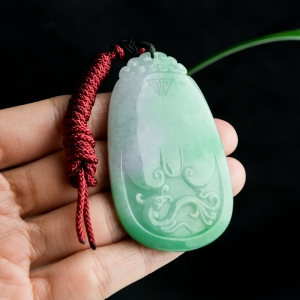 糯冰种浅绿翡翠凤凰吊坠