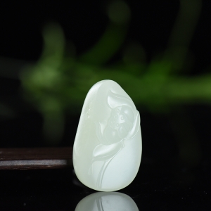 籽料和田白玉荷韵吊坠