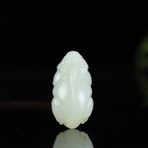 籽料和田白玉貔貅吊坠