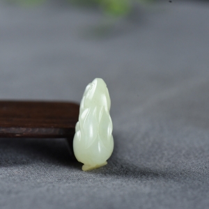 籽料和田白玉卯兔吊坠