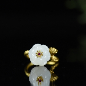 18K籽料和田白玉荷韵戒指