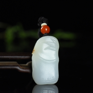 籽料和田白玉节节高吊坠