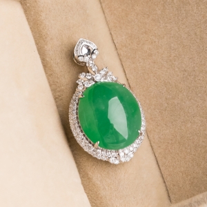 18K糯冰种翠绿翡翠吊坠