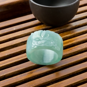糯冰种蓝水翡翠兽面扳指
