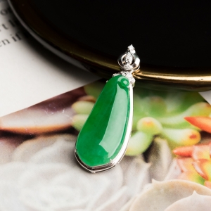 18K糯冰种翠绿翡翠吊坠