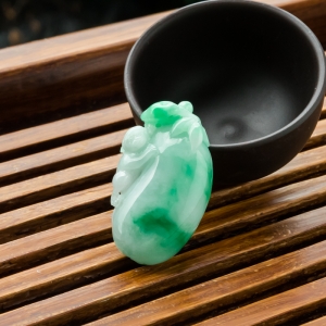 糯冰种飘翠翡翠福瓜吊坠