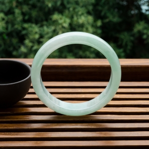 57mm糯冰种浅绿翡翠平安镯