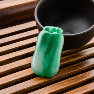 糯冰种飘翠翡翠福瓜吊坠