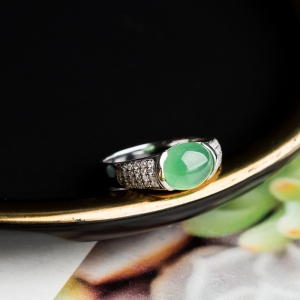 18K糯冰种翠绿翡翠戒指