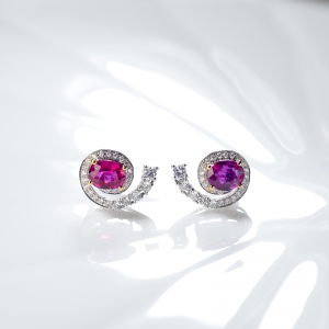 18K红宝石耳钉