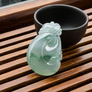冰种飘花翡翠如意吊坠