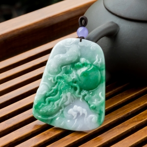 糯种飘翠翡翠神龙戏珠吊坠