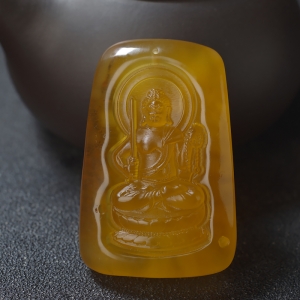 带皮鸡油黄金绞蜜不动明王吊坠